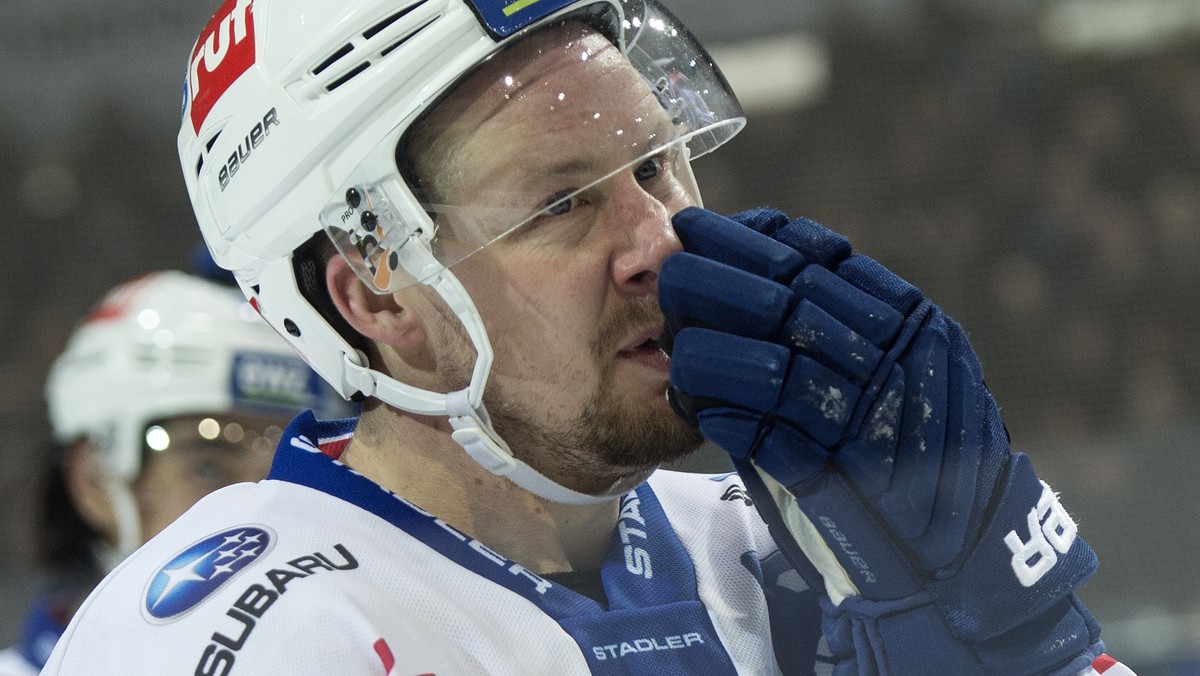 Der enttaeuschte ZSC Spieler Mathias Seger nach der 3:0 Niederlage gegen den SC Bern im vierten Playoff-Viertelfinalspiel der National League A zwischen dem SC Bern und den ZSC Lions am Donnerstag, 10 ...