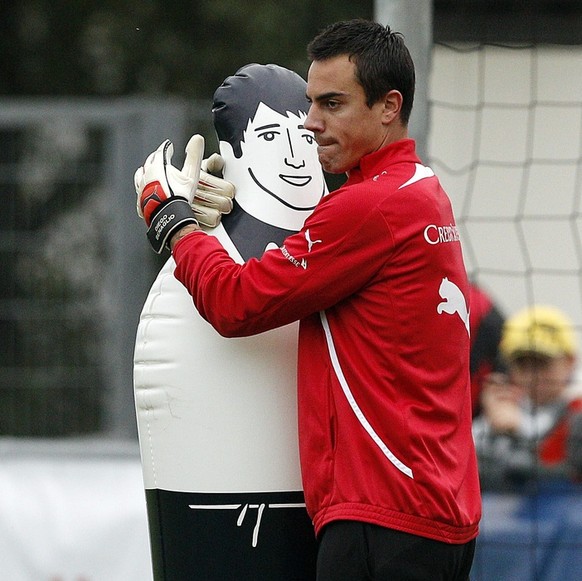 Torhueter Diego Benaglio umarmt eine aufblasbare Spielfigur im Training der Schweizer Fussball Nationalmannschaft, am Sonntag, 10. Oktober 2010, in Freienbach. Die Nationalmannschaft tritt am Dienstag ...