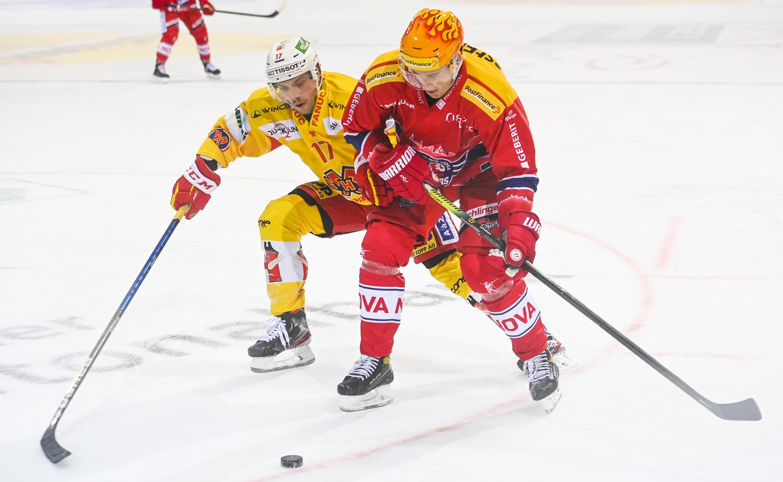 Biels Perttu Lindgren, links, gegen Rapperswils Roman Cervenka, im Eishockeyspiel der National League zwischen den Rapperswil-Jona Lakers und dem EHC Biel, am Dienstag, 26. Januar 2021, in der St. Gal ...