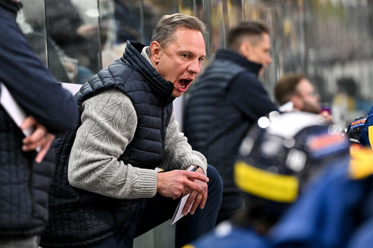 Head Coach Jussi Tapola (HCAP) motivates his players, during the regular season National League game between HC Ambri Piotta and HC Lugano at the ice stadium Gottardo Arena, Switzerland, January 29, 2 ...