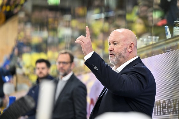Der Zuger Head Coach Benoit Groulx hinter der Bande, beim fuenften Eishockey Playoff Viertelfinalspiel im Eishockey Spiel der National League zwischen HC Davos, HCD und EV Zug, EVZ, am Samstag, 28. Ma ...