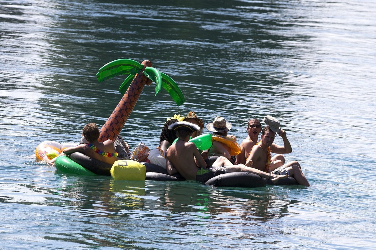 People in inflatable boats and rubber rings float down the Rhone river, in Geneva, Switzerland, Saturday, August 10, 2013. (KEYSTONE/Salvatore Di Nolfi)