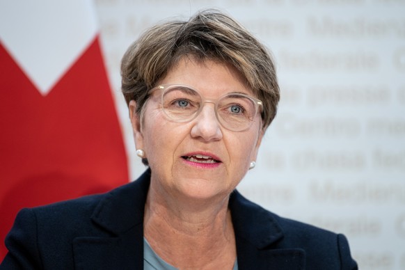 Bundesratein Viola Amherd aeussert sich an einer Medienkonferenz zur Umsetzung von Ethikgrundsaetzen im Sport, am Dienstag, 16. November 2021, in Bern. (KEYSTONE/Peter Schneider)