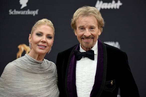 13.11.2025, Bayern, Gr�nwald: Thomas Gottschalk und seine Frau Karina kommen zur 77. Bambi-Verleihung in den Bavaria Filmstudios �ber den roten Teppich. Foto: Felix H�rhager/dpa +++ dpa-Bildfunk +++ ( ...