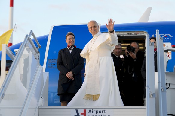 epa12551918 A handout photo made available by Vatican Media shows Pope Leo XIV (C) arriving at Fiumicino Airport, from where, aboard an ITA Airways Airbus A320neo, he will fly to Ankara to begin his f ...