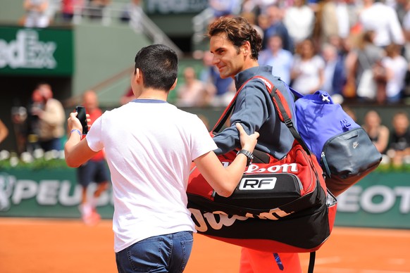Paris, 24. Mai 2015 - Tennis, Roland Garros French Open 2015, Fan macht Selfie mit Roger Federer (SUI) - Foto: Virginie Bouyer/Panoramic (EQ Images) SWITZERLAND ONLY