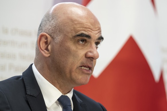 Bundespraesident Alain Berset spricht an einer Medienkonferenz ueber ein neues humanitaeres Paket der Schweiz fuer die Ukraine, am Mittwoch, 22. Februar 2023, in Bern. (KEYSTONE/Peter Schneider)