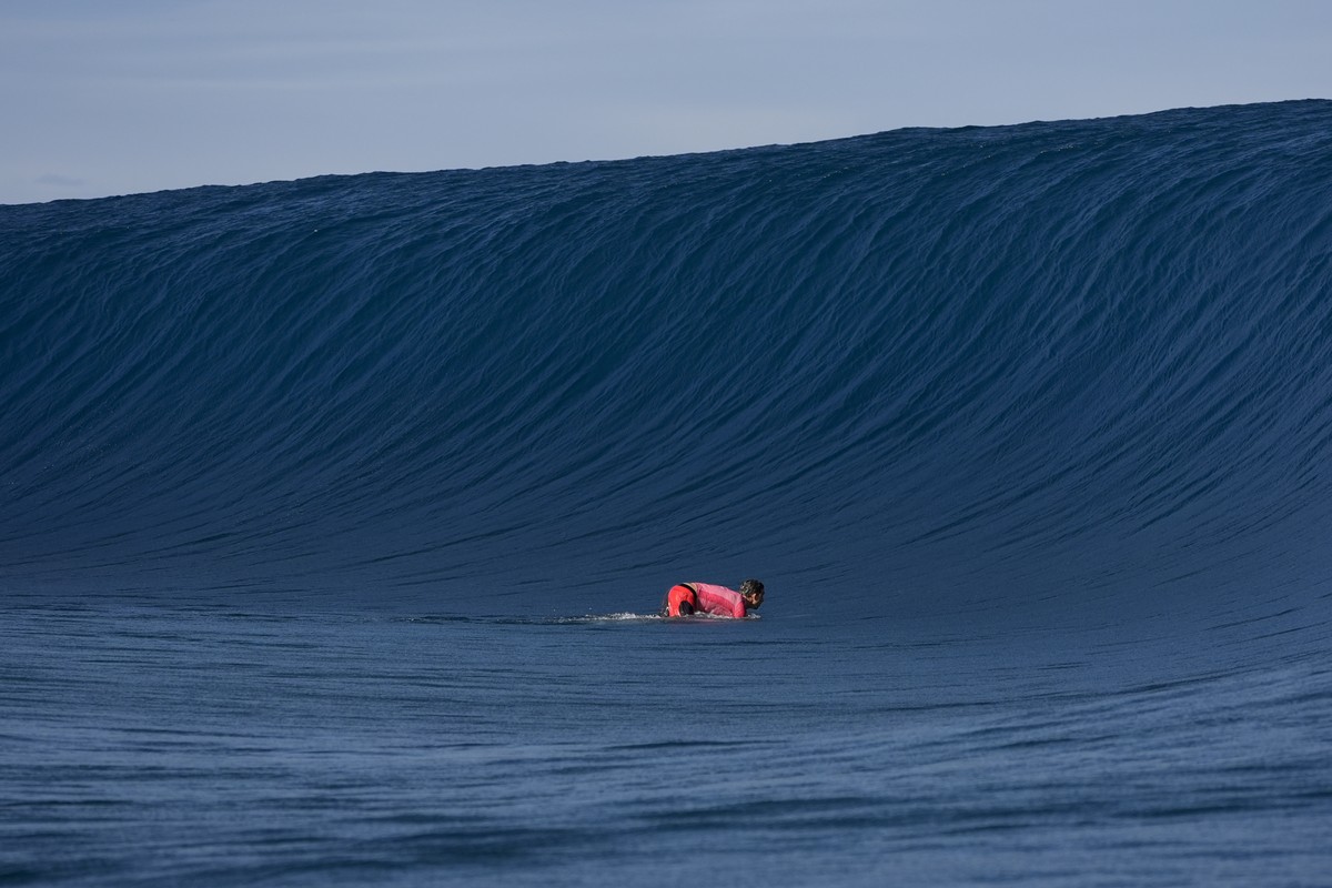 Griffin Colapinto, of the United States, pushes through a wave during the third round of surfing competition at the 2024 Summer Olympics, Monday, July 29, 2024, in Teahupo'o, Tahiti. (AP Photo/Gr ...
