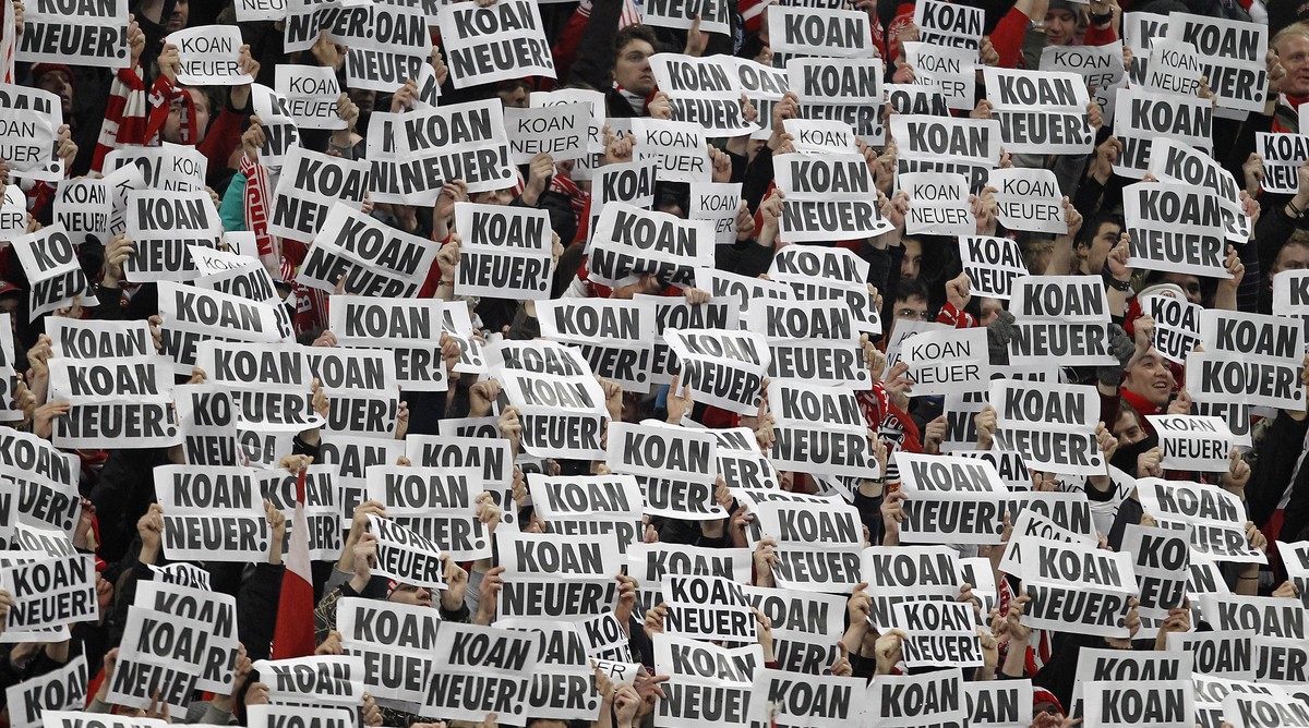 (GERMANY OUT) Germany Bavaria Munich - DFB Cup, season 2010-2011, semi-final, FC Bayern Muenchen v FC Schalke 04 0:1 - Bayern supporters presenting signs reading 'Koan Neuer' (no Neuer): pro ...
