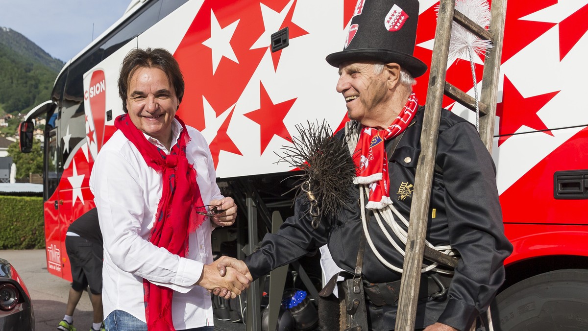 L'ancien soigneur du FC Sion Clement Bohnet deguise en ramoneur souhaite bonne chance au president du FC Sion Christian Constantin, gauche, lors du depart en car du club de football de Super Leag ...