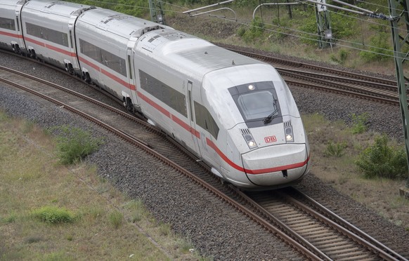 ARCHIV - 23.05.2023, Berlin: Ein ICE 4 der Deutschen Bahn f