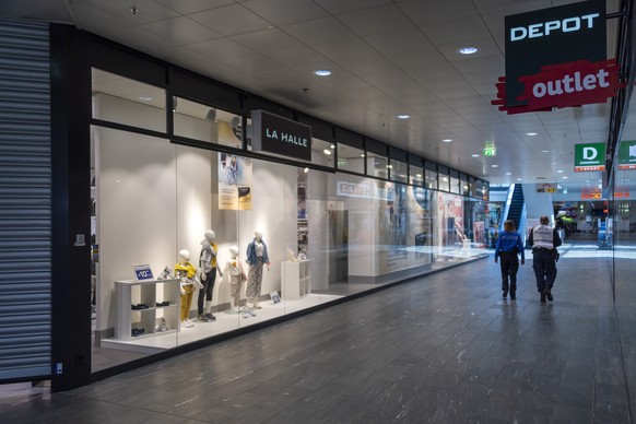 Geschlossene Laeden im Gruessen Center in Pratteln am Montag, 16. Maerz 2020. Der Kanton Baselland hatte den Notstand ausgerufen. Nur Laeden, die der Grundversorgung dienen, sind weiterhin geoeffnet,  ...