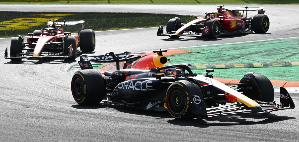 epa10837883 Dutch driver Max Verstappen of Red Bull Racing (R) steers his car ahead of Spanish driver Carlos Sainz of Scuderia Ferrari and Monegasque driver Charles Leclerc of Scuderia Ferrari during  ...