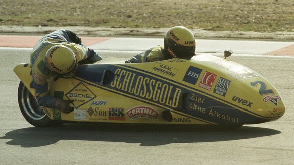 Die Schweizer Rolf Biland und Kurt Waltisperg auf einer schnellen Runde im Seitenwagenrennen beim ADAC Motorrad Grand Prix am Sonntag, 20. Juli 1997 auf dem Nuerburgring. Sie beendeten das Weltcuprenn ...