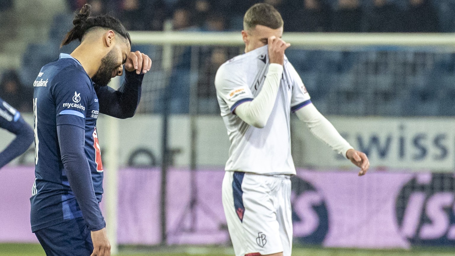 Safayan Chader, mitte,von Luzern muss das Spielfeld nach einer Roten Karte verlassen beim Super League Meisterschaftsspiel zwischen dem FC Luzern und dem FC Basel vom Samstag, 4. Maerz 2023 in Luzern. ...