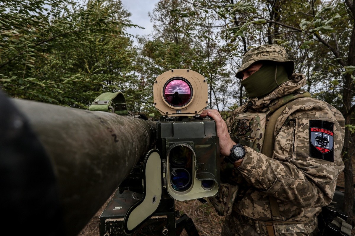 epa10929277 A Ukrainian serviceman from the 128th Mountain Assault Brigade operates a man-portable 'Skif' anti-tank guided missile (ATGM) system at an undisclosed location in the Zaporizhia  ...