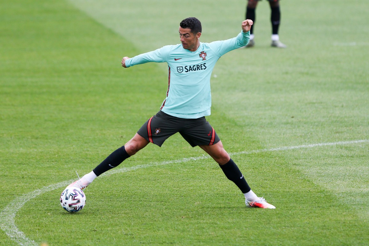 epa09240729 Portugal player Cristiano Ronaldo during a training session of the Portuguese National Team in preparation for the UEFA EURO 2020, in Oeiras, Portugal, 01 June 2021. EPA/MANUEL DE ALMEIDA