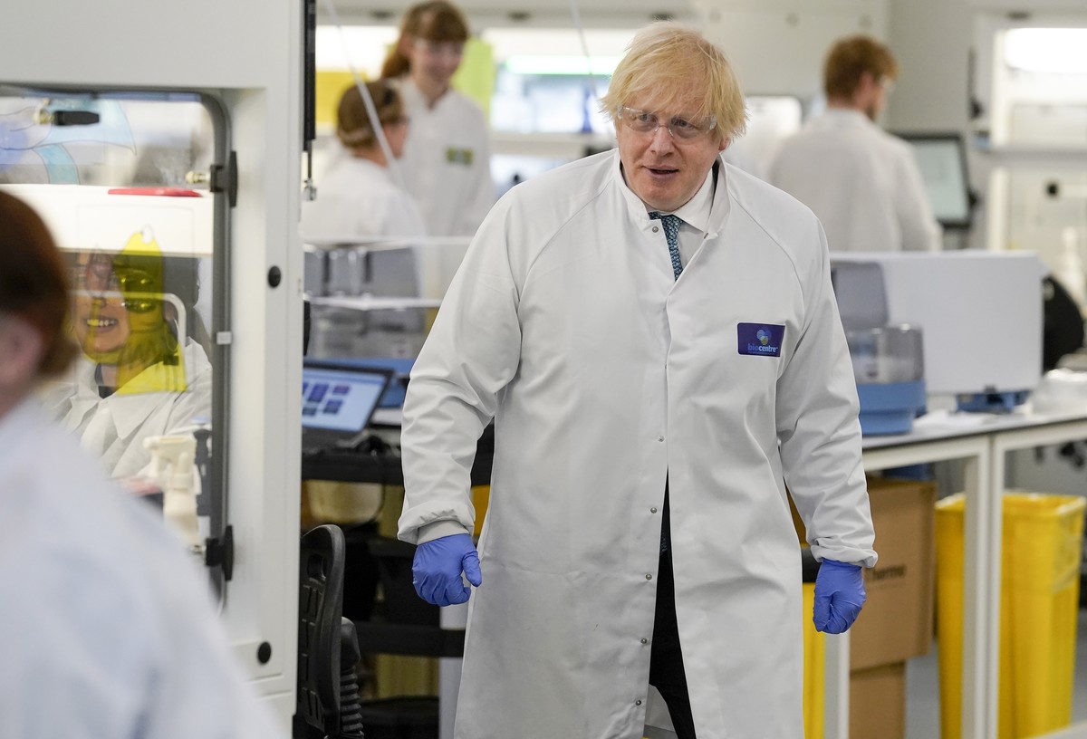 epa08481033 A handout photo made available by n10 Downing street shows Britain's Prime Minister Boris Johnson during a visit to the UK Biocentre in Milton Keynes, Britain, 12 June 2020. The lab f ...