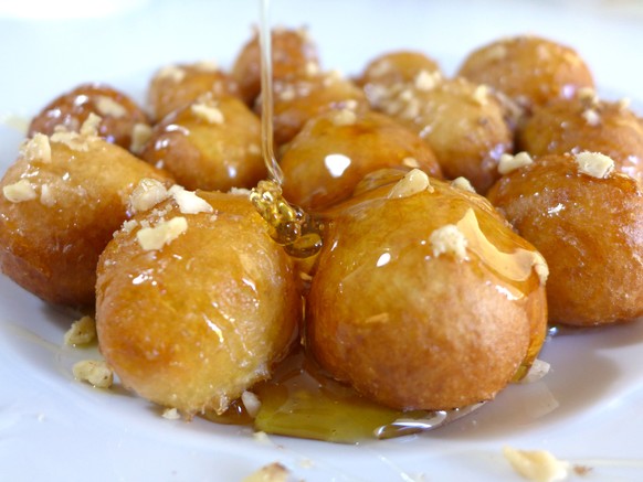 http://www.mygreekdish.com/recipe/loukoumades/attachment/loukoumades-recipe-greek-donuts-with-honey-and-walnuts-2/ loukoumades dessert donut honig griechenland griechische küche