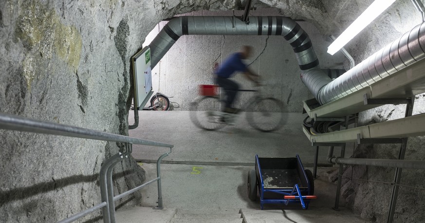 ZUM SDA-TEXT &quot;NAGRA LEISTET VORARBEIT&quot; STELLEN WIR IHNEN FOLGENDES BILD ZUR VERFUEGUNG --- Laborleiter Ingo Blechschmidt faehrt mit dem Velo durch die Stollen des NAGRA Felslabors Grimsel, a ...
