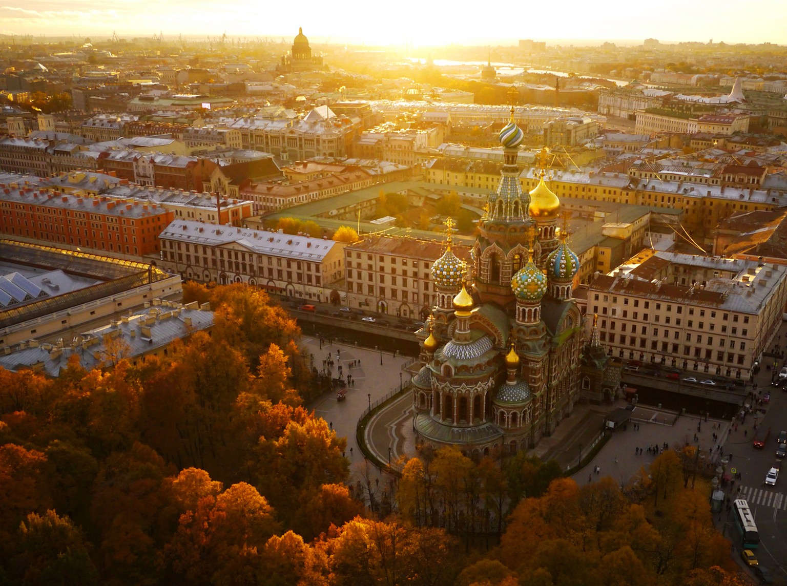 Die Auferstehungs-Kirche in Sankt Petersburg, bekannt unter dem Namen Erlöser-Kirche auf dem Blute, entstand an der Stelle, an der Zar Alexander II. am 13. März 1881 von Terroristen der Bewegung «Volk ...