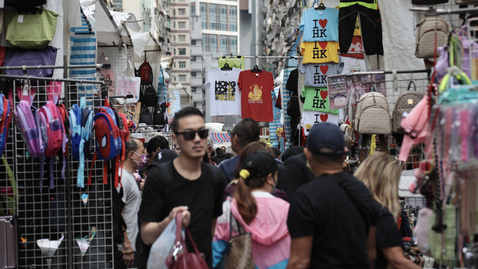Auf einem Markt in Hongkong sind viele Touristen zu sehen.