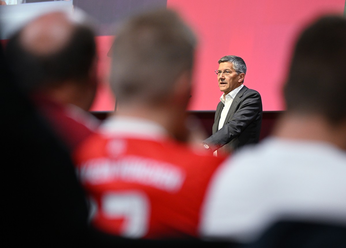 15.10.2022, Bayern, M�nchen: Fu�ball: Bundesliga, Jahreshauptversammlung FC Bayern M�nchen. Herbert Hainer, der Pr�sident des FC Bayern spricht bei der Jahreshauptversammlung auf der B�hne. Foto: Ange ...