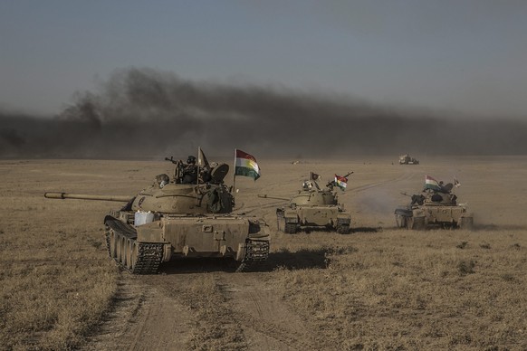 epa05483798 Peshmerga tanks change positions as they take part in an operation to liberate several villages currently under the control of the Islamic State southeast of Mosul, north Iraq, 14 August 2 ...