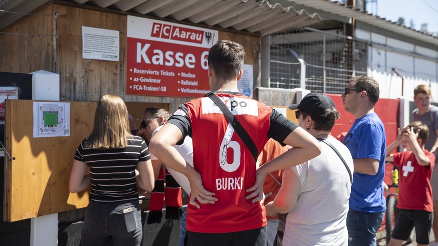 Ein Fan mit einem Trikot von Sandro Burki steht bei der Kasse an, im Stadion Bruegglifeld vor dem Barrage Rueckspiel zwischen dem FC Aarau und Neuchatel Xamax FCS, am Sonntag 2. Juni 2019, im Stadion ...