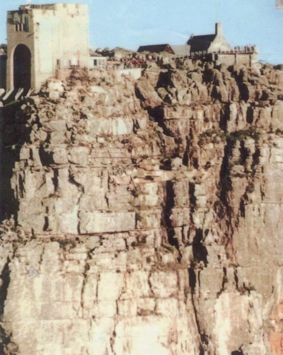 Irgendwo auf diesem Bild hat es einen Helikopter. Wenn Flugzeugtarnung richtig gut funktioniert. 
https://www.reddit.com/r/nextfuckinglevel/comments/isem3c/the_helicopters_camouflage/#lightbox