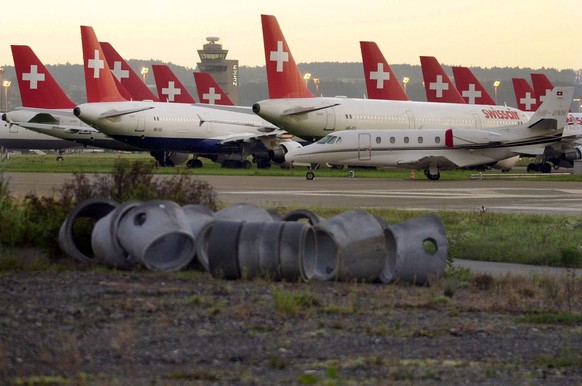 ARCHIVBILD ZUR MELDUNG, DASS DIE FRUEHERE SWISSAIR-FUEHRUNG UNGESCHOREN DAVONKOMMT --- Swissair planes remain on the ground at the airport in Zurich-Kloten, Switzerland, in the early morning hours, Oc ...