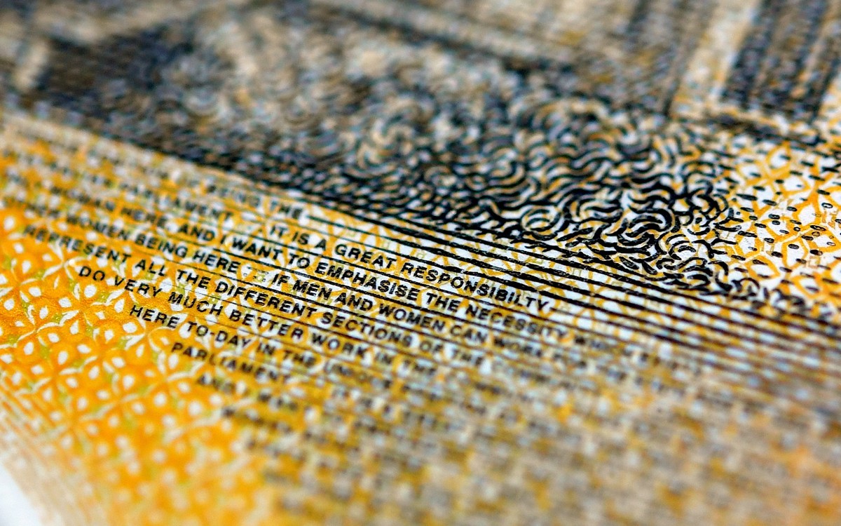 epaselect epa07556947 A close-up view of a current circulation 50 Australian dollar note printed with the word 'responsibility' spelt incorrectly in Sydney, New South Wales, Australia, 09 Ma ...
