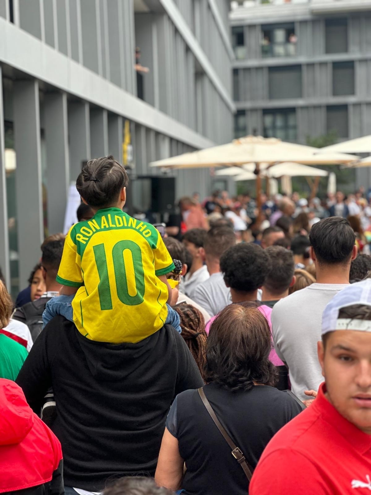 En début d'après-midi, les masses étaient déjà nombreuses pour apercevoir un bout de mollet de l'ex-vedette du Barça. Dont Daniel et son fils, sur l'image.