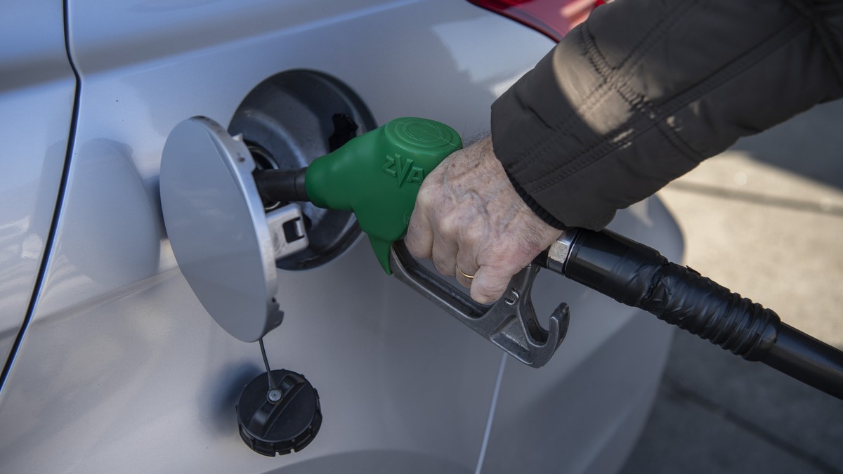 Ein Kunde bezieht Benzin an einer Hergol Tankstelle am Samstag, 5. Maerz 2022, in Stans im Kanton Nidwalden. Wegen dem Krieg in der Ukraine sind die Rohoelpreise diese Woche angestiegen. (KEYSTONE/Urs ...