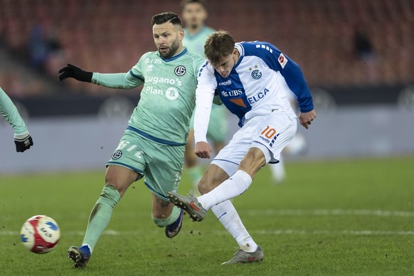 Renato Steffen (LUG) (links) kaempft um den Ball mit Jonathan Asp Jensen (GC) (rechts) im Fussball Meisterschaftsspiel der Swiss Super League zwischen Grasshopper Club Zuerich, GC, und FC Lugano, vom  ...
