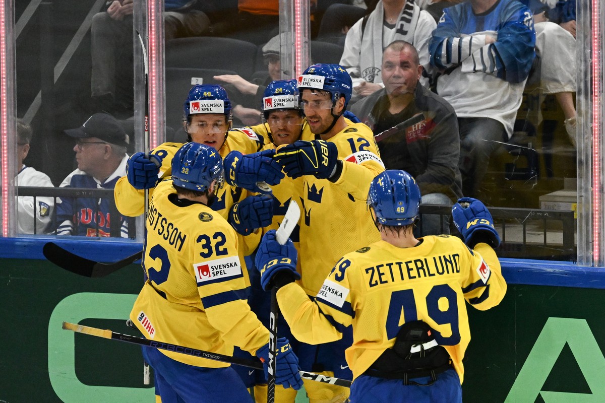 epa10630130 Players of Sweden clebrates during the IIHF 2023 Ice Hockey World Championship first round group A match between Sweden and Finland in Tampere, Finland, 15 May 2023. EPA/KIMMO BRANDT