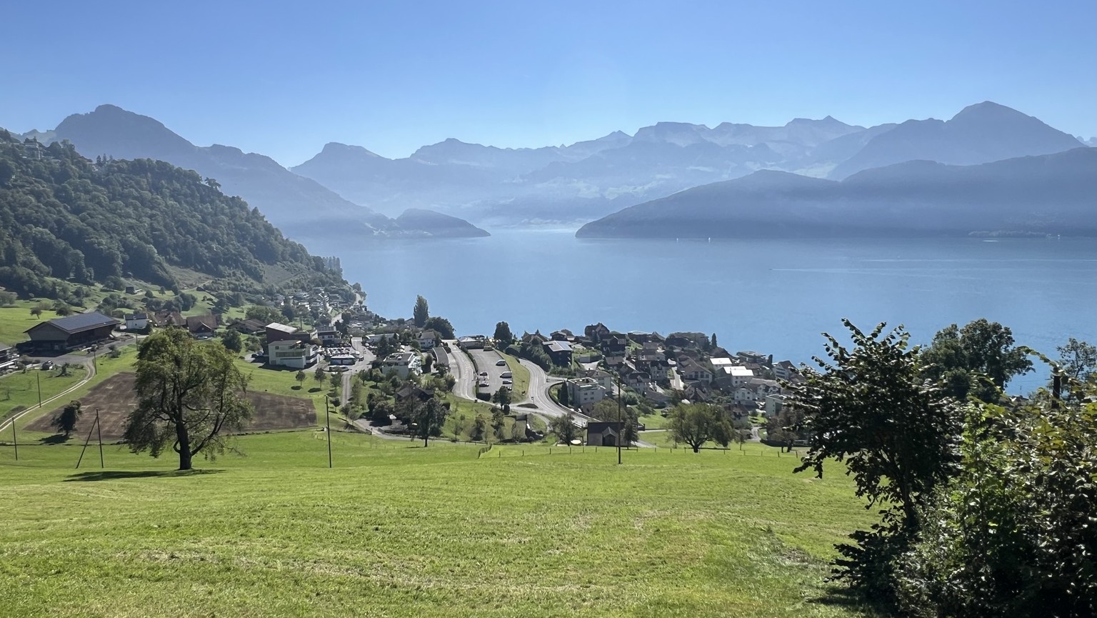 Velotour rund um die Rigi: Blick hinunter nach Weggis und den Vierwaldstättersee