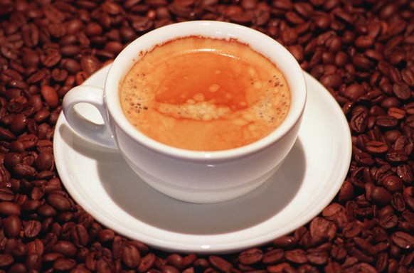 Diese Kaffeetasse, aufgenommen am 18. Februar 1997, wird massiv teurer. Zwischen 3,50 und 4 Franken mehr muessen die Einkaeufer ab dem Fruehjahr 1997 pro Kilogramm bezahlen. Ob auch die Tasse Kaffee i ...