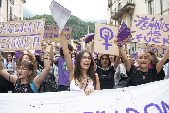 Viele Personen demonstrieren am Feministischen Streik am Freitag, 14. Juni 2024 in Bellinzona. Schweizweit haben Frauen am Frauenstreik-Tag f�r hoehere Loehne und Renten, sowie gegen Gewalt an Frauen  ...