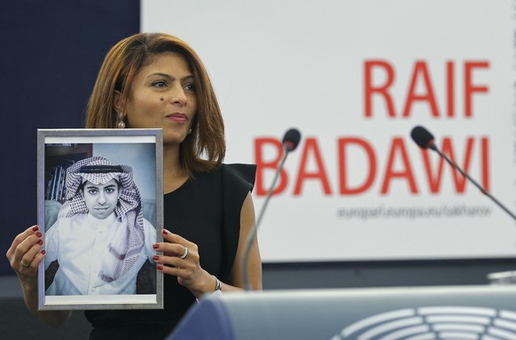 Die Ehefrau von Raid Badwai nahm an seiner Stelle den Sacharow-Preis entgegen.<br data-editable="remove">