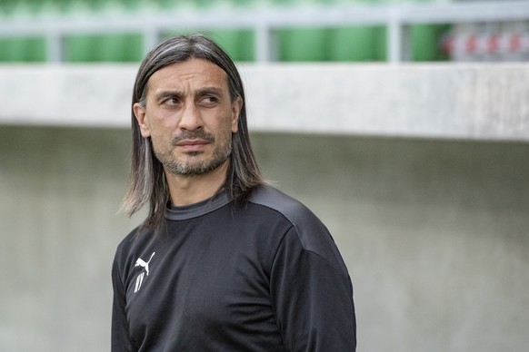 ARCHIVBILD ZUM TRAINERWECHSEL BEIM FC SCHAFFHAUSEN --- Der Assistenztrainer des FC Schaffhausen, Hakan Yakin vor dem Challenge League Meisterschaftsspiel zwischen dem SC Kriens und dem FC Schaffhausen ...