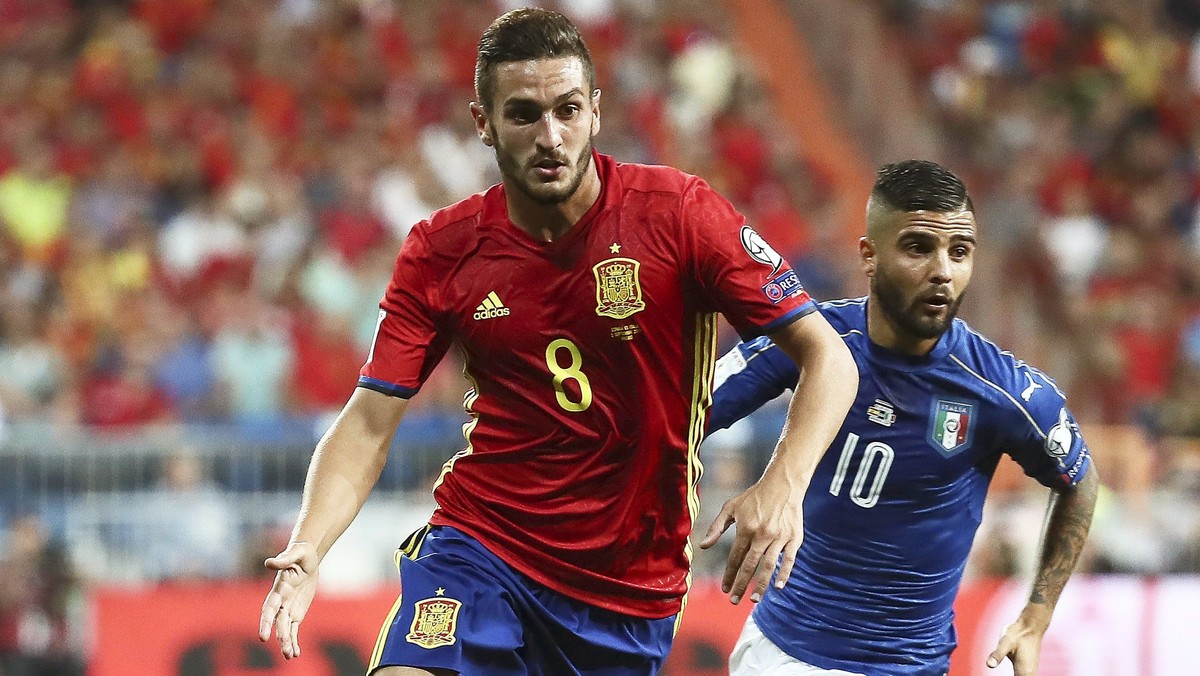 epa06179923 Spain's Koke (L) in action against Italy's Lorenzo Insigne (R) during the FIFA World Cup 2018 qualifying soccer match between Spain and Italy at the Santiago Bernabeu stadium in ...