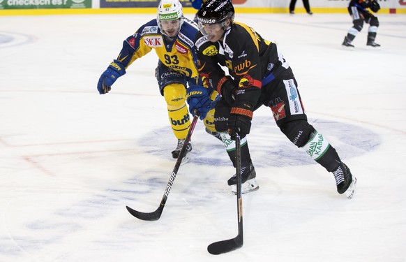 Berns Mika Henauer, rechts, und Davos&#039; Yannick Frehner in Aktion, im zweiten Spiel der Eishockey Pre-Playoff Serie der National League zwischen dem SC Bern und HC Davos, am Freitag, 9. April 2021 ...