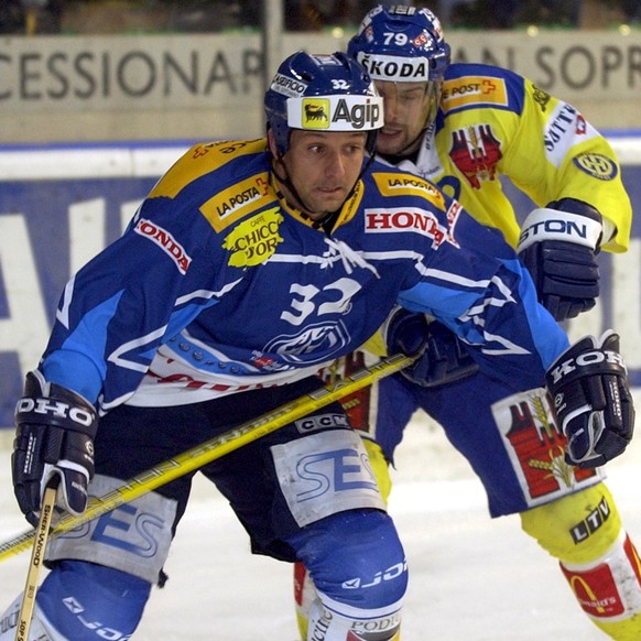 Hier sieht man im Vordergrund Marco Bayer von Ambri, verfolgt von Michel Riesen, waehrend des NLA Eishockey Meisterschaftsspieles am Samstag, 18. Oktober 2003, zwischen Ambri und Davos in der Valascia ...