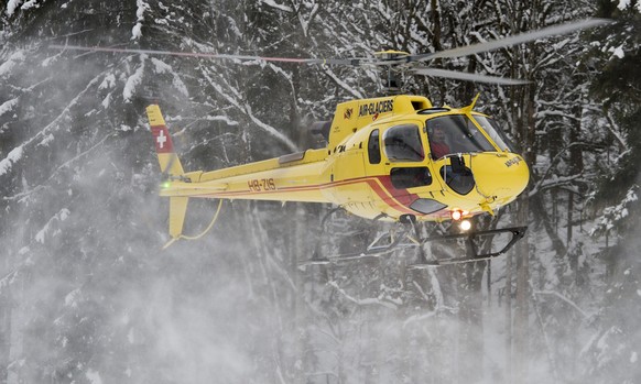 Ein Helikopter der Glacier Air vor dem Hohgant bei Kemmeribodenbad am 30. November 2013. (KEYSTONE/Sigi Tischler)