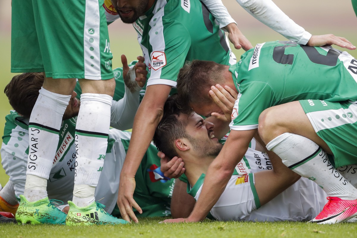 L'attaquant st-gallois Albian Ajeti, 2e a roite, celebre son but avec le milieu st-gallois Marco Aratore, a droite, lors de la rencontre de football de Super League entre le FC Lausanne-Sport, LS ...