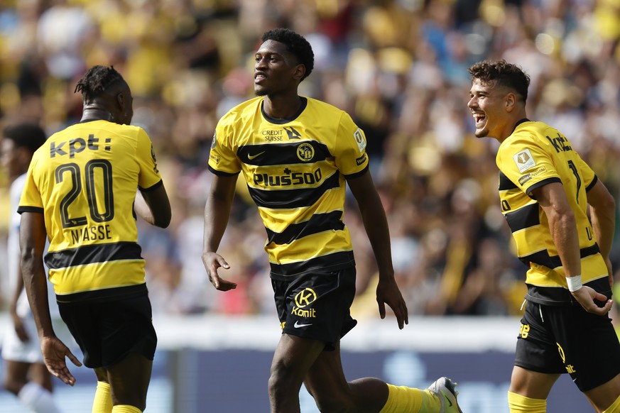 YBs Joel Monteiro, Mitte, jubelt mit den Teamkollegen Filip Ugrinic, rechts, und Cheikh Niasse nach dem Tor zum 1-0, im Super League Spiel zwischen dem BSC Young Boys Bern und dem FC Lausanne-Sport, a ...