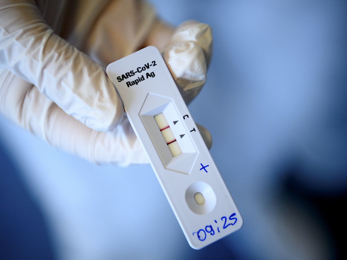 W�hrend bei Roche die Medikamentensparte unter der Covid-19-Pandemie gelitten hat, hat die Diagnistiksparte davon profitiert. Unter anderem verkauft Roche Corona-Schnelltests. (Archivbild)