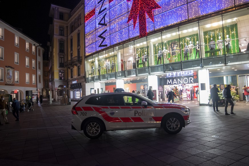 Das Kaufhaus Manor an der Piazza Dante in Lugano am Dienstag, 24. November 2020. Am Nachmittag kurz nach 14.00 Uhr ist es im Kaufhaus zu einer Messerstecherei gekommen. Wie die Tessiner Kantonspolizei ...