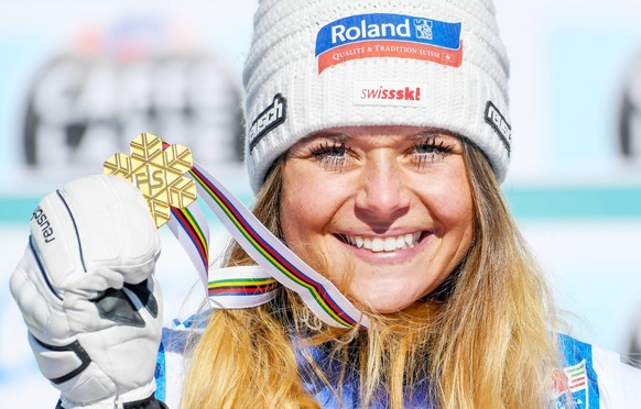 Bilder des Jahres 2021, Sport 02 Februar Sport Themen der Woche KW06 Sport Bilder des Tages FIS Weltmeisterschaft, Ski Alpin, Cortina,Abfahrt, Damen Corinne Suter SUI Gold Medaillie und Weltmeisterin  ...
